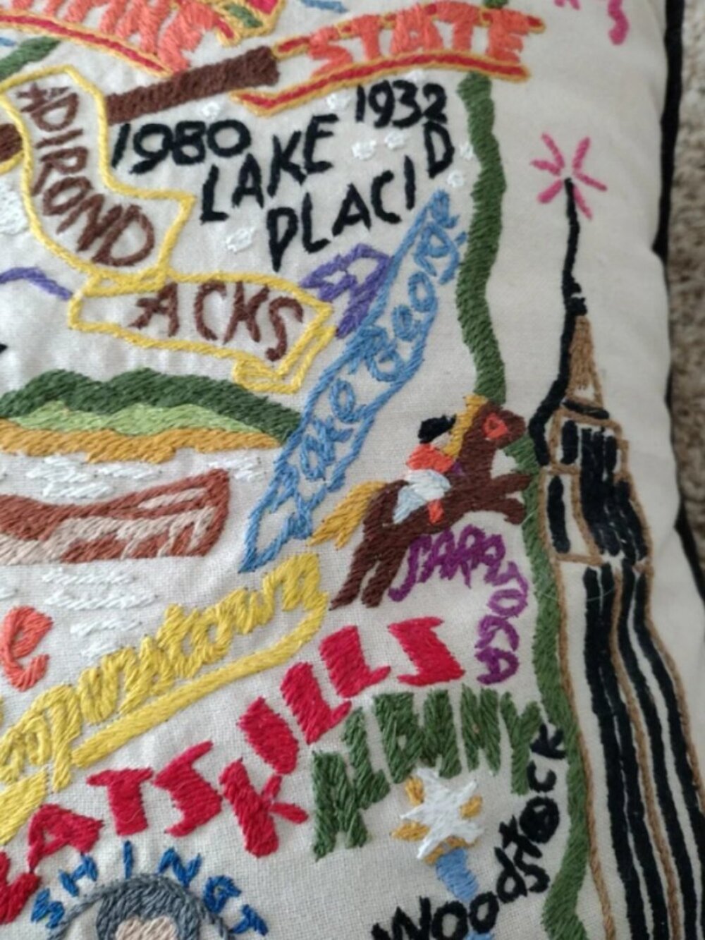 Catstudio New York Pillow Hand Embroidered, Iconic Places - Picture 9 of 16